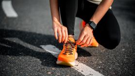 Una empresa despidió a un empleado de baja por correr el maratón tras seguirle con detectives: ahora tendrán que pagarle más de 60.000 euros