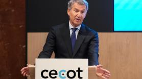 Feijóo asume el discurso de la patronal y avisa: si gobierna, las mutuas tendrán poder para darte el alta médica