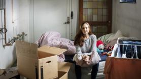 Elvira, 42 años, desahuciada en Málaga tras 11 años pagando el alquiler: "Vivimos en un trastero de 2x2 y dormimos sentados en sillas"
