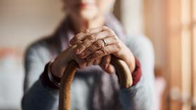 María Teresa, 72 años, cobra 900 euros de pensión y su casero le subió el alquiler de 400 a 1.200: "Esta noche he estado durmiendo en un portal que me ha dejado una vecina"