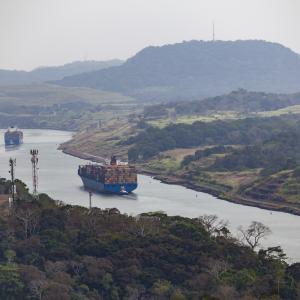 Imagen de archivo de varios buques cargueros atravesando el Canal de Panamá.
