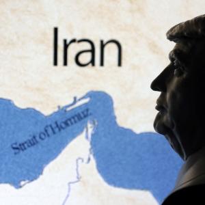 Ilustración con la silueta del rostro del presidente de EEUU, Donald Trump, ante un mapa de Irán.