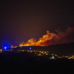 El municipio gallego de Vilardevós, con el fuego forestal declarado este sábado