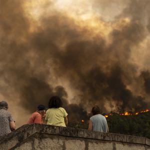 Vista del incendio forestal en Monterrei (Ourense).