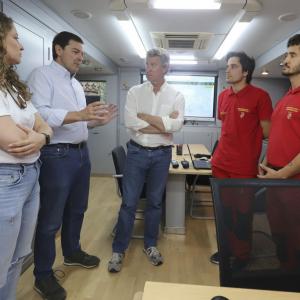 El líder del PP, Alberto Núñez Feijóo (c), visitando, acompañado del presidente de la Junta de Castilla y León, Alfonso Fernández Mañueco (2i), el puesto de mando avanzado de Palacios del Sil, en León.
