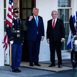 Trump gesticula al recibir a Netanyahu en la Casa Blanca hace meses