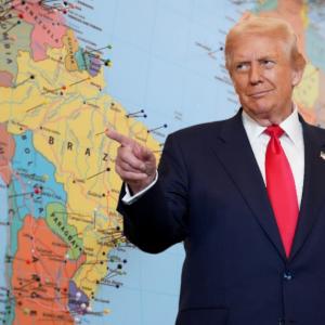 Fotomontaje de Donald Trump con un mapamundi.