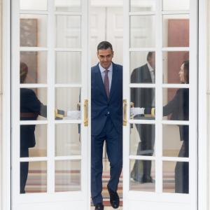 Pedro Sánchez, abriendo una puerta.