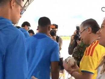 Captura de video de una transmisión del Canal Institucional del Gobierno de Colombia donde se ve al futbolista James Rodríguez (i) frente a la hija del presidente de Colombia Gustavo Petro