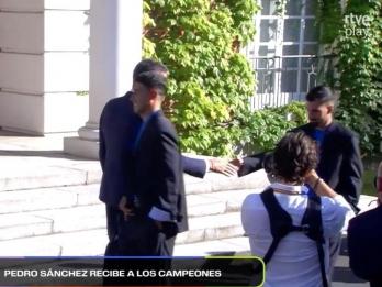 Álex Baena saluda a Pedro Sánchez en la recepción en la Moncloa.
