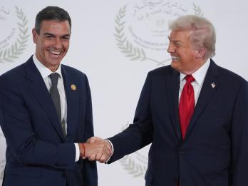 Foto de archivo de hace unos meses de Pedro Sánchez y Donald Trump en Egipto.
