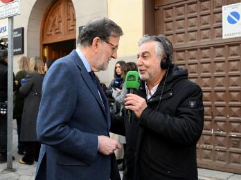 El expresidente del Gobierno Mariano Rajoy, siendo entrevistado por el periodista Carlos Alsina tras el funeral del periodista Fernando Ónega; en una imagen de archivo.
