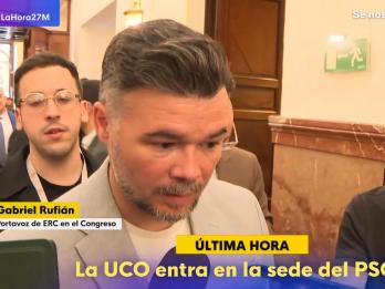 Gabriel Rufián, con cara seria, en los pasillos del Congreso