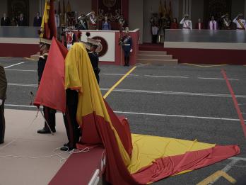La bandera de España, tras caerse del mástil en el desfile de las Fuerzas Armadas, en Vigo (Pontevedra).