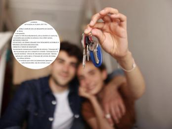 Una pareja muestra las llaves de una casa
