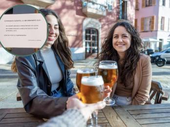 Grupo de mujeres brindando con cerveza en la soleada terraza de un bar