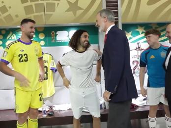 Felipe VI, al saludar a Cucurella.