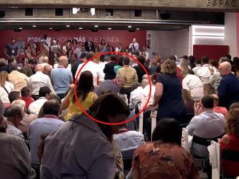 Momento en el que Sánchez termina ante el Comité Federal y Emiliano García-Page se levanta, pero no para aplaudir.