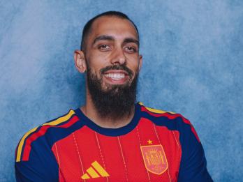 Borja Iglesias, en una sesión de fotos para la selección.