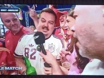 Imagen de la tele belga con un grupo de españoles