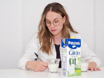 Una técnica de Lactalis cata una muestra de leche Puleva.