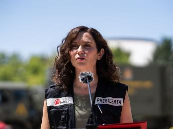 La presidenta de la Comunidad de Madrid, en una visita a las zonas afectadas por los incendios.
