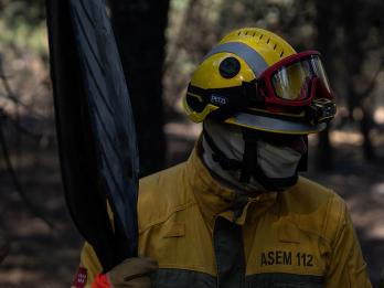Un bombero, trabajando en el incendio de Madrid.