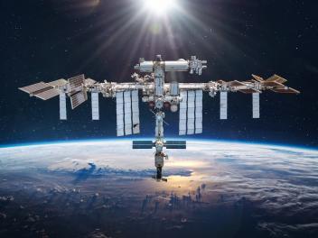 La ISS orbitando alrededor de la Tierra.