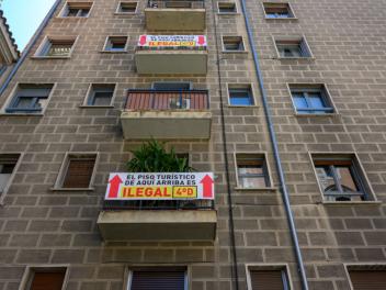 Los vecinos de un edificio de Madrid señalando un piso turístico ilegal
