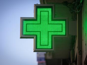 Letrero eléctrico de farmacia que significa que está abierta.