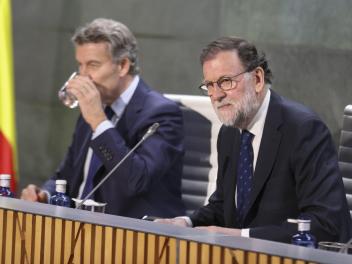 El expresidente del Gobierno Mariano Rajoy, junto al líder del PP, Alberto Núñez Feijóo, durante la presentación de su libro "El arte de gobernar", el 26 de noviembre de 2025, en Madrid.