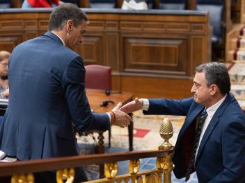 El presidente del Gobierno, Pedro Sánchez, con el presidente del PNV, Aitor Esteban; en una imagen de archivo en el Congreso.