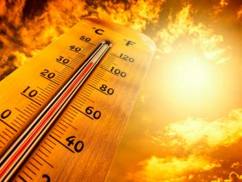Montaje con un termómetro mostrando temperaturas muy elevadas.
