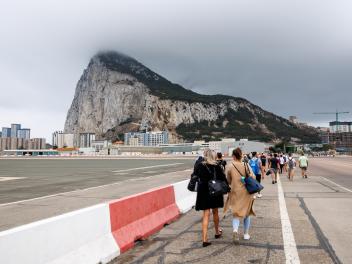 Imagen de archivo de un grupo de personas dirigiéndose hacia la colonia británica de Gibraltar.