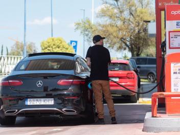 Un hombre reposta gasolina en una estación de servicio de Madrid, en una imagen de archivo.