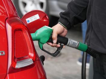 Una persona echando gasolina en el coche, en Barcelona.