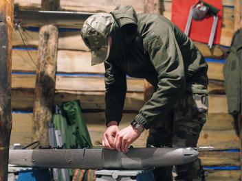 Un soldado ucraniano, preparando un dron