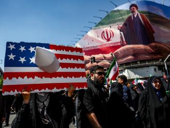 Una persona sostiene una pancarta con la bandera de EEUU y una imagen del nuevo Líder Supremo de Irán, Mojtaba Jamenei, el 9 de abril de 2026 en Teherán.