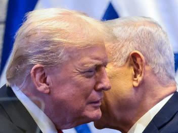 Donald Trump y Benjamin Netanyahu conversan en privado