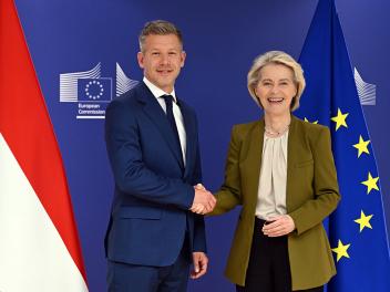 El ganador de las elecciones húngaras, Peter Magyar, y la presidenta de la Comisión Europea, Ursula von der Leyen, en Bruselas (Bélgica), el 29 de abril de 2026.