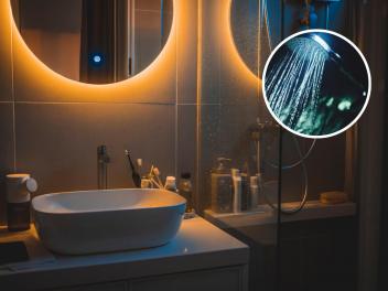 Un baño a oscuras y una ducha