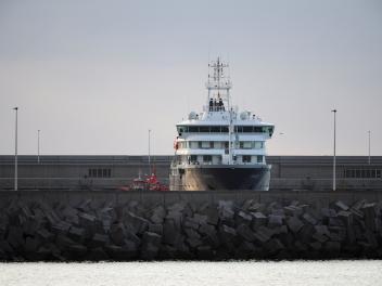 The cruise ship MV Hondius arrives at the port of Granadilla de Abona after being affected by a hantavirus outbreak, in Tenerife, Spain, May 10, 2026. REUTERS/Pedro Nunes