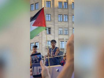 El delantero del Barcelona Lamine Yamal ondeó este lunes una bandera de Palestina durante la rúa de celebración del título de LaLiga