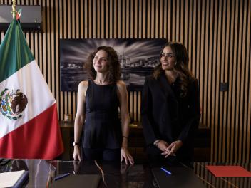 La presidenta de la Comunidad de Madrid, Isabel Díaz Ayuso, durante la reunión con la alcaldesa de Cuauhtémoc, Alessandra Rojo de la Vega (d)