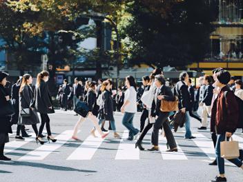 Multitud de personas que se dirigen al trabajo cruzan la calle en el cruce de Shibuya, Tokio