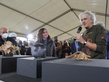 Juan Luis Arsuaga, en una presentación junto con Isabel Díaz Ayuso