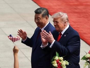 El presidente chino Xi Jinping y el presidente estadounidense Donald Trump reaccionan durante una ceremonia de bienvenida en el Gran Salón del Pueblo, en Pekín, China, el 14 de mayo de 2026.