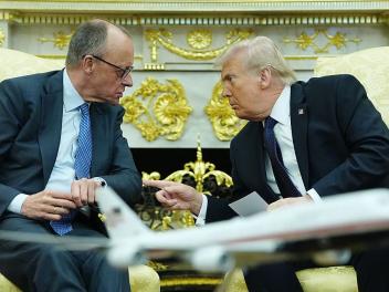 Friedrich Merz y Donald Trump conversan en la Casa Blanca