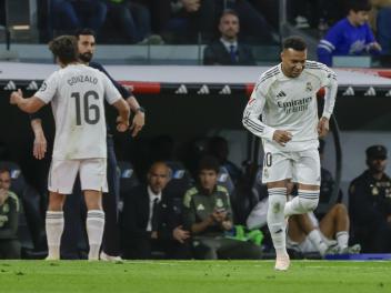 Kylian Mbappé saliendo del banquillo.