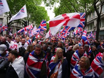 Varias personas participan en una protesta de extrema derecha del movimiento Unite The Kingdom en Londres, Inglaterra.